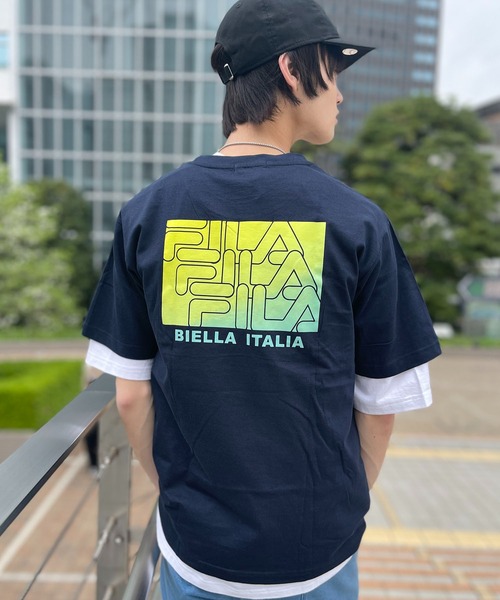 FILA(フィラ)の「FILA フィラ ブランド ロゴ ワンポイント 刺繍 グラデーション バックプリント 半袖 Tシャツ(Tシャツ/カットソー・メンズ・ブラック/ネイビー/ホワイト/サックスブルー・L/LL/M)」の3枚目の写真