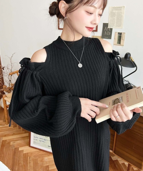 moment+(モーメントプラス)の「袖リボンショルダースリットニットワンピース(ワンピース・レディース・チャコールグレー/グレイッシュベージュ/モカ/ブラウン/ナチュラル/アイボリー/ブラック・M/L)」の3枚目の写真