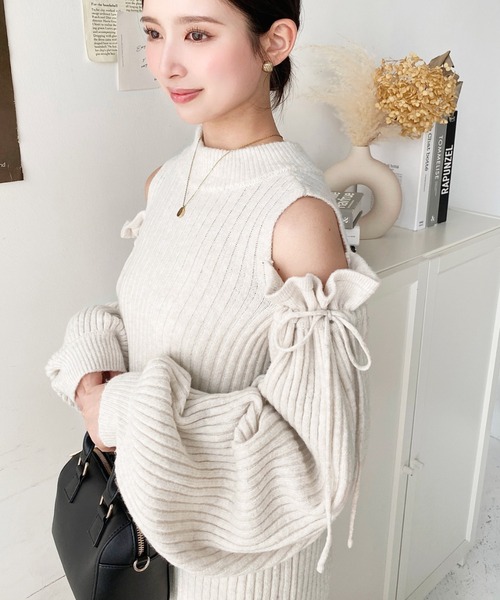 moment+(モーメントプラス)の「袖リボンショルダースリットニットワンピース(ワンピース・レディース・チャコールグレー/グレイッシュベージュ/モカ/ブラウン/ナチュラル/アイボリー/ブラック・M/L)」の9枚目の写真