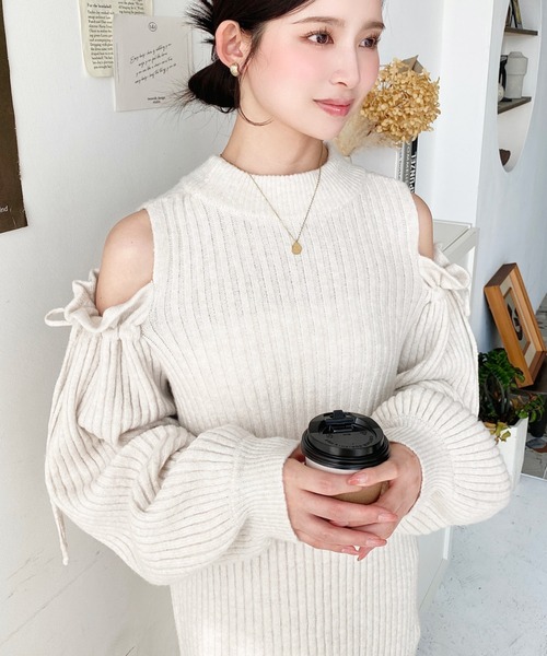 moment+(モーメントプラス)の「袖リボンショルダースリットニットワンピース(ワンピース・レディース・チャコールグレー/グレイッシュベージュ/モカ/ブラウン/ナチュラル/アイボリー/ブラック・M/L)」の8枚目の写真