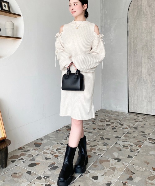 moment+(モーメントプラス)の「袖リボンショルダースリットニットワンピース(ワンピース・レディース・チャコールグレー/グレイッシュベージュ/モカ/ブラウン/ナチュラル/アイボリー/ブラック・M/L)」の12枚目の写真