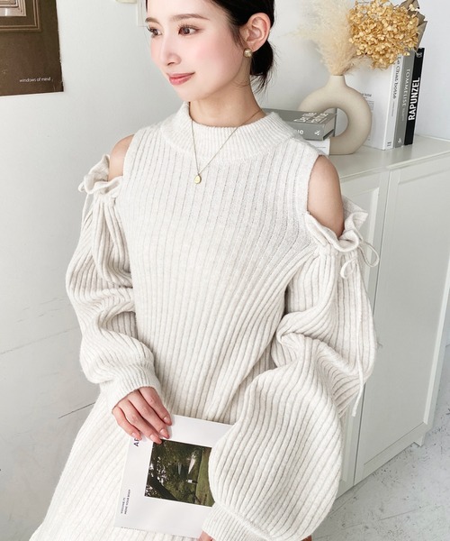 moment+(モーメントプラス)の「袖リボンショルダースリットニットワンピース(ワンピース・レディース・チャコールグレー/グレイッシュベージュ/モカ/ブラウン/ナチュラル/アイボリー/ブラック・M/L)」の10枚目の写真