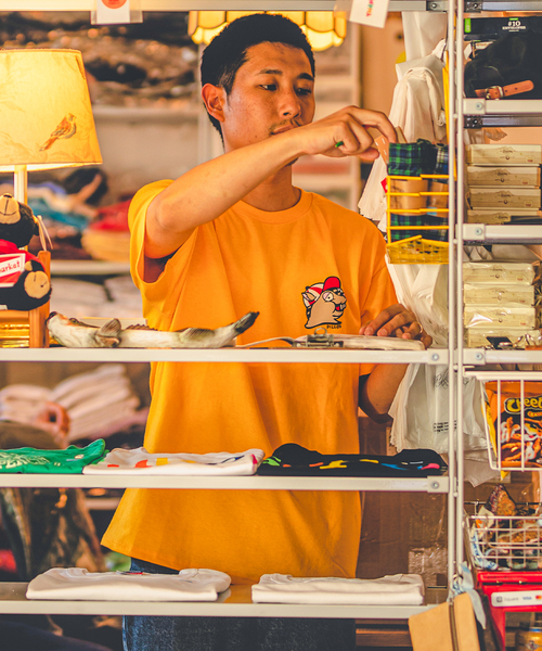 journal standard Furniture （ジャーナルスタンダードファニチャー）の「【SUPER MARKET/ スーパーマーケット】 DILLOS TEE（Tシャツ/カットソー・レディース・ホワイト/レッド/グリーン/ゴールド・MEDIUM/LARGE）」の11枚目の写真