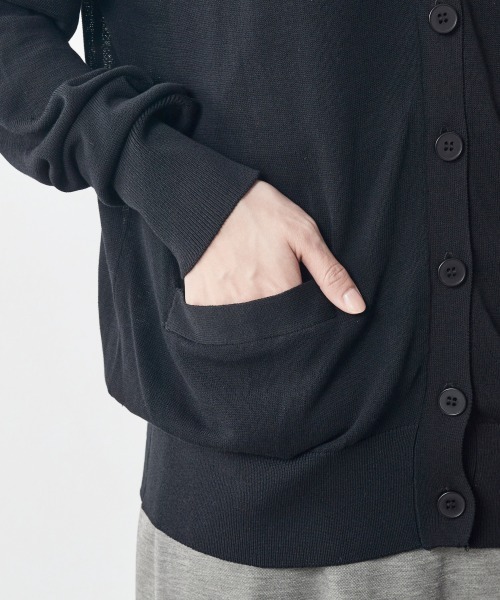 CHIC STYLE（シックスタイル）の「＜大きいサイズ＞ハイツイストレーヨン綿シンプルニットカーディガン シックスタイル（カーディガン/ボレロ・レディース・ブラック・L/LL/3L/4L/5L）」の20枚目の写真