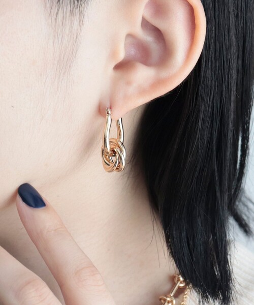 fredy emue（フレディエミュ）の「チタンポストねじりリング2wayピアス（ピアス（両耳用）・レディース・ゴールド/シルバー・FREE）」の3枚目の写真