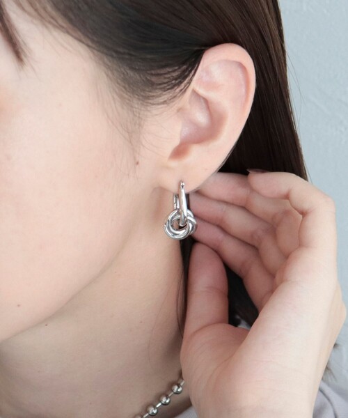 fredy emue（フレディエミュ）の「チタンポストねじりリング2wayピアス（ピアス（両耳用）・レディース・ゴールド/シルバー・FREE）」の4枚目の写真