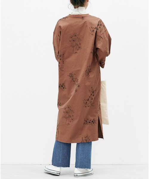 Live in comfort（リブインコンフォート）の「リブ　イン　コンフォート　ボタニカル柄が華やかな　ストレッチチュニックワンピース（チュニック・レディース・ブラウン/グリーン・MEDIUM/XX-LARGE/LARGE/X-LARGE/SMALL/XXX-LARGE）」の4枚目の写真