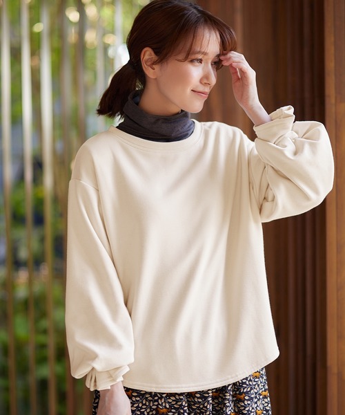 Viola e Viola（ヴィオラエヴィオラ）の「裏ファー袖タックプルオーバー（Tシャツ/カットソー・レディース・テラコッタ/グリーン/モカ/ネイビー/アイボリー/ブラック/ラベンダー・M/5L/LL/4L/L/3L）」の2枚目の写真