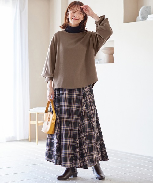 Viola e Viola（ヴィオラエヴィオラ）の「裏ファー袖タックプルオーバー（Tシャツ/カットソー・レディース・テラコッタ/グリーン/モカ/ネイビー/アイボリー/ブラック/ラベンダー・M/5L/LL/4L/L/3L）」の11枚目の写真