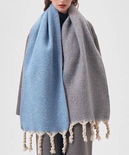 TONE SELECT GOODS（トーンセレクトグッズ）の「【urge select】バイカラー フリンジ ボリューム マフラー（マフラー・レディース・ブルー系/ブラウン系/ブルー系その他/グリーン系/グレー・FREE）」の4枚目の写真