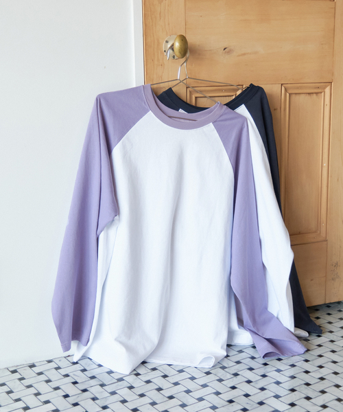 B.C STOCK(ベーセーストック)の「【Gleamy/グリーミー】ラグランロンT(Tシャツ/カットソー・レディース・ネイビー/パープル・FREE)」の4枚目の写真