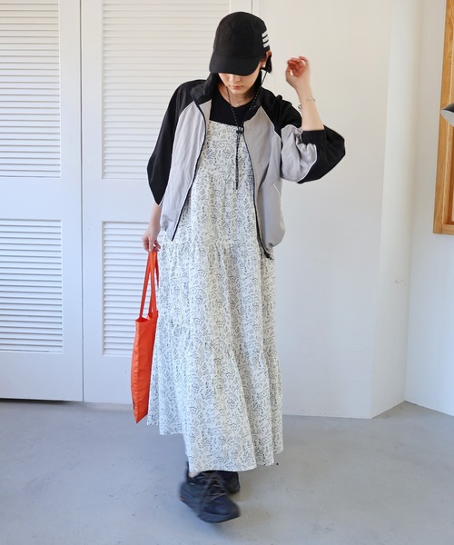 ANME（アンメ）の「フラワープリントティアードキャミワンピース（ワンピース・レディース・オフホワイト/ブラック/ブラウン・M）」の5枚目の写真