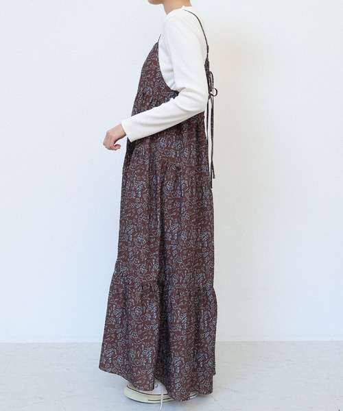 ANME(アンメ)の「フラワープリントティアードキャミワンピース(ワンピース・レディース・オフホワイト/ブラック/ブラウン・M)」の14枚目の写真