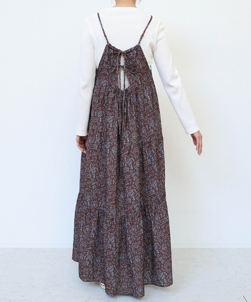 ANME(アンメ)の「フラワープリントティアードキャミワンピース(ワンピース・レディース・オフホワイト/ブラック/ブラウン・M)」の15枚目の写真