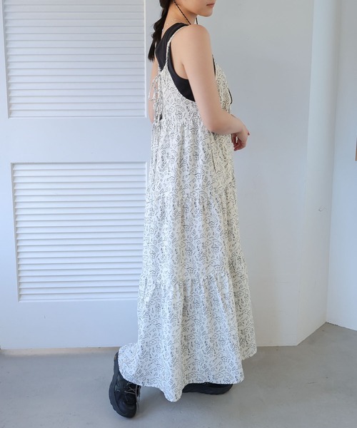 ANME(アンメ)の「フラワープリントティアードキャミワンピース(ワンピース・レディース・オフホワイト/ブラック/ブラウン・M)」の11枚目の写真