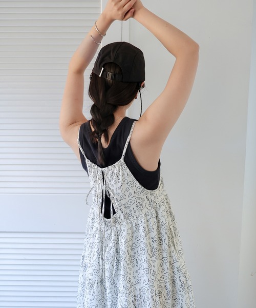 ANME(アンメ)の「フラワープリントティアードキャミワンピース(ワンピース・レディース・オフホワイト/ブラック/ブラウン・M)」の9枚目の写真