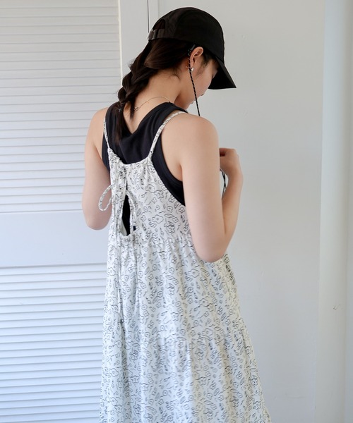 ANME(アンメ)の「フラワープリントティアードキャミワンピース(ワンピース・レディース・オフホワイト/ブラック/ブラウン・M)」の12枚目の写真