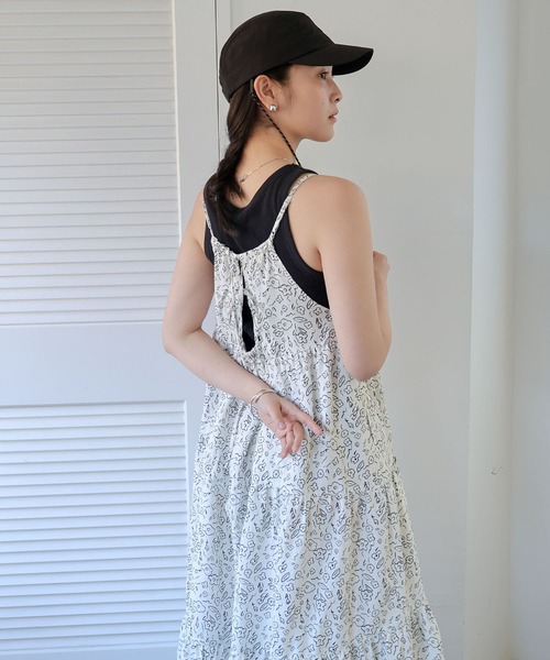ANME(アンメ)の「フラワープリントティアードキャミワンピース(ワンピース・レディース・オフホワイト/ブラック/ブラウン・M)」の10枚目の写真