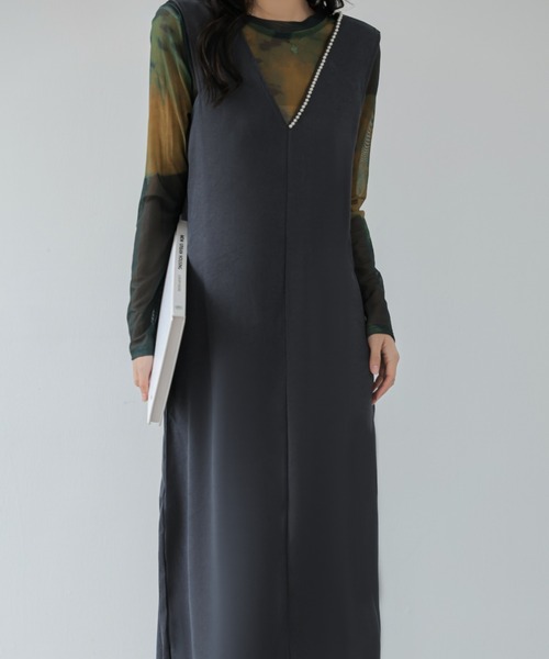 emi+(エミプラス)の「Vネックパールドッキングワンピース(ワンピース・レディース・チャコールグレー・S/M/L)」の3枚目の写真