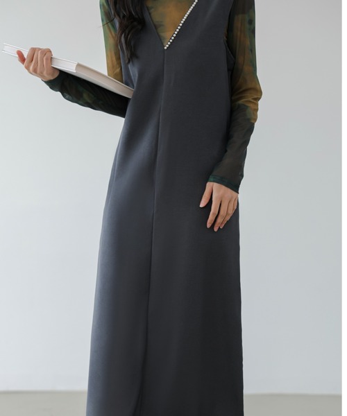 emi+(エミプラス)の「Vネックパールドッキングワンピース(ワンピース・レディース・チャコールグレー・S/M/L)」の7枚目の写真