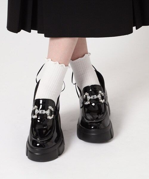 cs T&P(シーエスティーアンドピー)の「厚底キラキラチャーム付きローファーパンプス(パンプス・レディース・ブラック/ホワイト/ブラック系1・S/M/L/LL)」の1枚目の写真