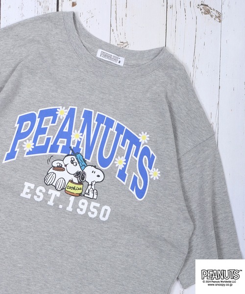 PEANUTS(ピーナッツ)の「PEANUTS フラワーカレッジロゴ ヘビーウエイト ドロップショルダー半袖Tシャツ(Tシャツ/カットソー・メンズ・オフホワイト/レッド/杢グレー・S/M/L/LL)」の2枚目の写真