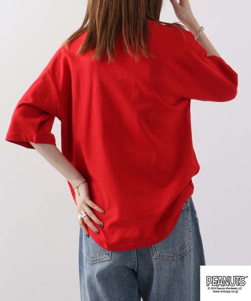 PEANUTS(ピーナッツ)の「PEANUTS フラワーカレッジロゴ ヘビーウエイト ドロップショルダー半袖Tシャツ(Tシャツ/カットソー・メンズ・オフホワイト/レッド/杢グレー・S/M/L/LL)」の4枚目の写真