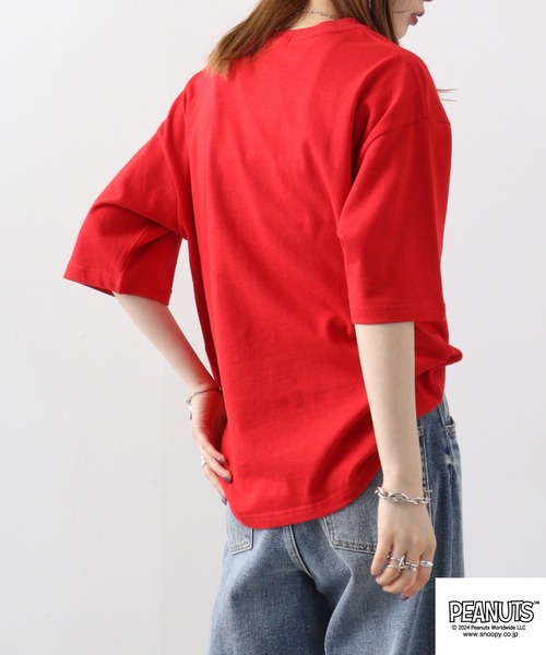 PEANUTS(ピーナッツ)の「PEANUTS フラワーカレッジロゴ ヘビーウエイト ドロップショルダー半袖Tシャツ(Tシャツ/カットソー・メンズ・オフホワイト/レッド/杢グレー・S/M/L/LL)」の5枚目の写真