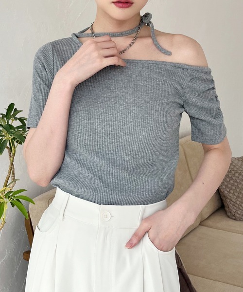 Rejoule(リジュール)の「ストラップチョーカー付きワンショル半袖Tシャツ(Tシャツ/カットソー・レディース・アイボリー/ブラック/グレー・FREE)」の3枚目の写真