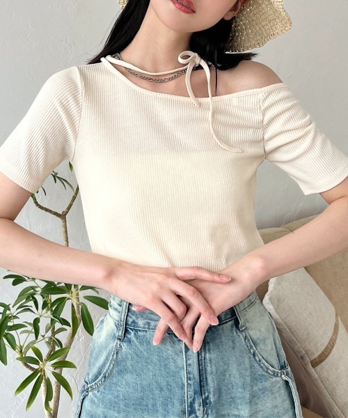 Rejoule(リジュール)の「ストラップチョーカー付きワンショル半袖Tシャツ(Tシャツ/カットソー・レディース・アイボリー/ブラック/グレー・FREE)」の1枚目の写真