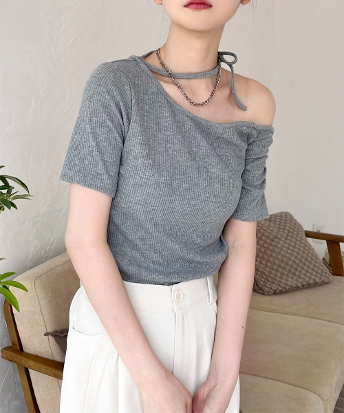 Rejoule(リジュール)の「ストラップチョーカー付きワンショル半袖Tシャツ(Tシャツ/カットソー・レディース・アイボリー/ブラック/グレー・FREE)」の10枚目の写真