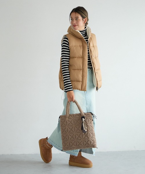 BAYFLOW（ベイフロー）の「[ボア素材で登場!!]チャームツキボアキルトトート（ショルダーバッグ・レディース・モカ/アイボリー/グレー・FREE）」の5枚目の写真