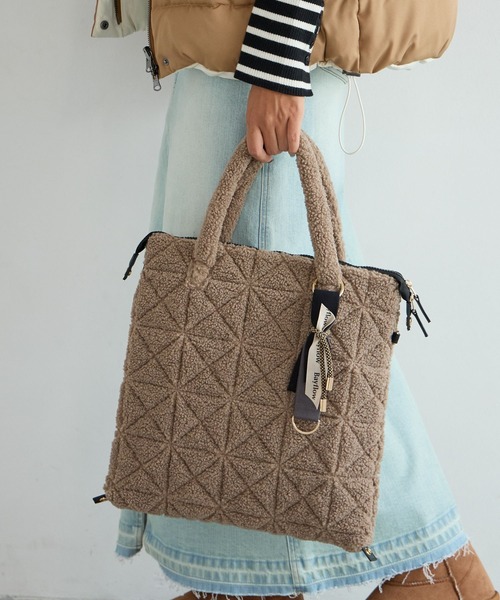 BAYFLOW（ベイフロー）の「[ボア素材で登場!!]チャームツキボアキルトトート（ショルダーバッグ・レディース・モカ/アイボリー/グレー・FREE）」の6枚目の写真