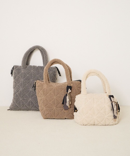 BAYFLOW（ベイフロー）の「[ボア素材で登場!!]チャームツキボアキルトトート（ショルダーバッグ・レディース・モカ/アイボリー/グレー・FREE）」の7枚目の写真