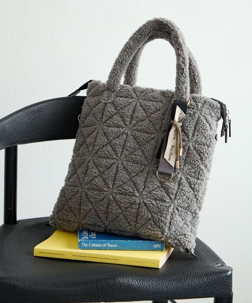 BAYFLOW（ベイフロー）の「[ボア素材で登場!!]チャームツキボアキルトトート（ショルダーバッグ・レディース・モカ/アイボリー/グレー・FREE）」の8枚目の写真