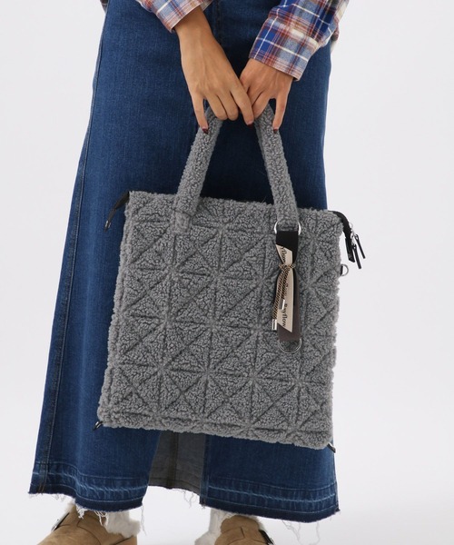 BAYFLOW（ベイフロー）の「[ボア素材で登場!!]チャームツキボアキルトトート（ショルダーバッグ・レディース・モカ/アイボリー/グレー・FREE）」の10枚目の写真