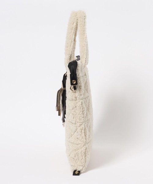 BAYFLOW（ベイフロー）の「[ボア素材で登場!!]チャームツキボアキルトトート（ショルダーバッグ・レディース・モカ/アイボリー/グレー・FREE）」の17枚目の写真