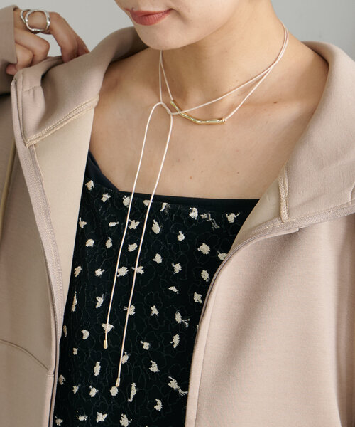 Omekashi（オメカシ）の「フェイクレザー/ベロアニュアンスチョーカー（ネックレス・レディース・ベージュ/ブラック・ONE SIZE）」の2枚目の写真