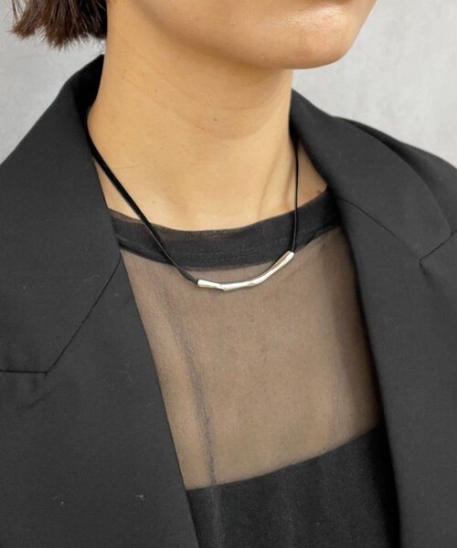 Omekashi（オメカシ）の「フェイクレザー/ベロアニュアンスチョーカー（ネックレス・レディース・ベージュ/ブラック・ONE SIZE）」の3枚目の写真