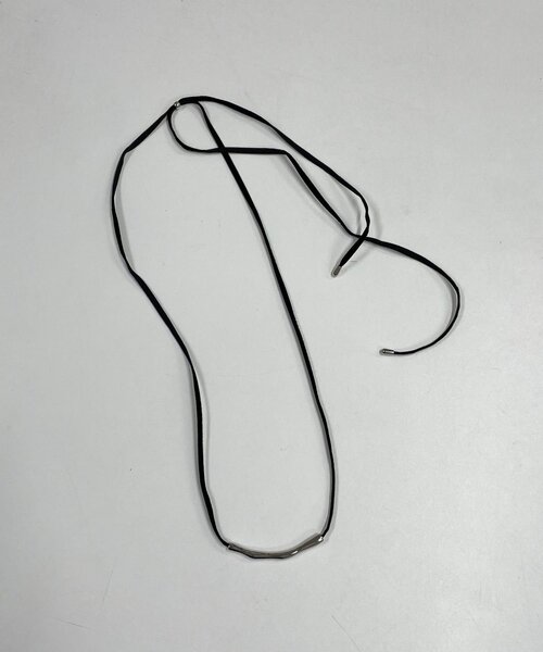 Omekashi（オメカシ）の「フェイクレザー/ベロアニュアンスチョーカー（ネックレス・レディース・ベージュ/ブラック・ONE SIZE）」の4枚目の写真