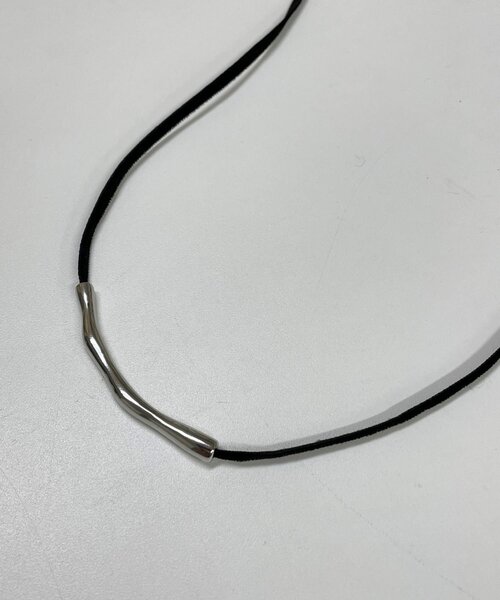 Omekashi（オメカシ）の「フェイクレザー/ベロアニュアンスチョーカー（ネックレス・レディース・ベージュ/ブラック・ONE SIZE）」の5枚目の写真