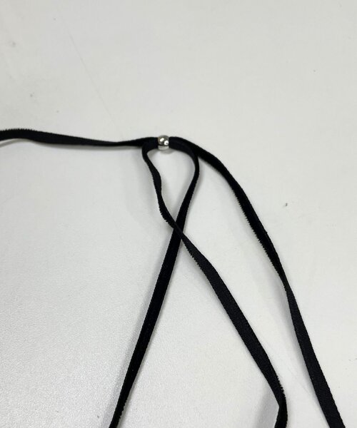 Omekashi（オメカシ）の「フェイクレザー/ベロアニュアンスチョーカー（ネックレス・レディース・ベージュ/ブラック・ONE SIZE）」の6枚目の写真