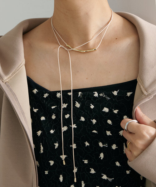 Omekashi（オメカシ）の「フェイクレザー/ベロアニュアンスチョーカー（ネックレス・レディース・ベージュ/ブラック・ONE SIZE）」の8枚目の写真