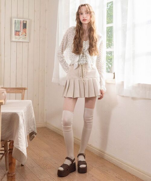 MAJESTIC LEGON(マジェスティックレゴン)の「フロントレースアッププリーツスカパン(スカート・レディース・カーキオリーブ/アイボリー/ベージュ・MEDIUM)」の2枚目の写真