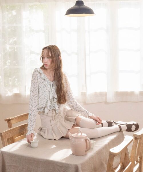 MAJESTIC LEGON(マジェスティックレゴン)の「フロントレースアッププリーツスカパン(スカート・レディース・カーキオリーブ/アイボリー/ベージュ・MEDIUM)」の5枚目の写真