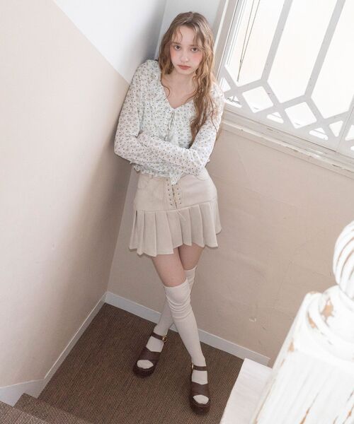 MAJESTIC LEGON(マジェスティックレゴン)の「フロントレースアッププリーツスカパン(スカート・レディース・カーキオリーブ/アイボリー/ベージュ・MEDIUM)」の6枚目の写真