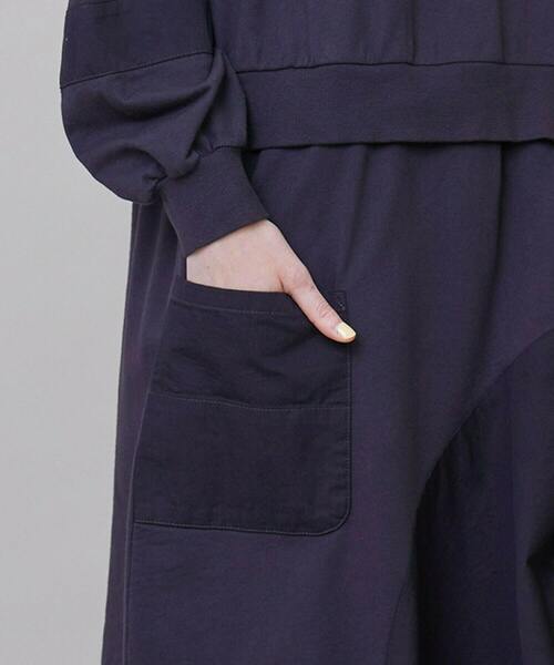 FRAPBOIS(フラボア)の「スウェサー ワンピース(ワンピース・レディース・チャコールグレー/カーキ・1)」の7枚目の写真