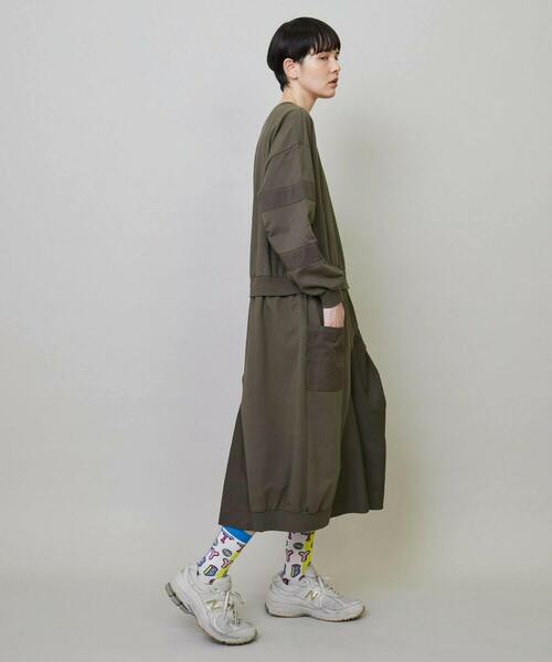 FRAPBOIS(フラボア)の「スウェサー ワンピース(ワンピース・レディース・チャコールグレー/カーキ・1)」の16枚目の写真
