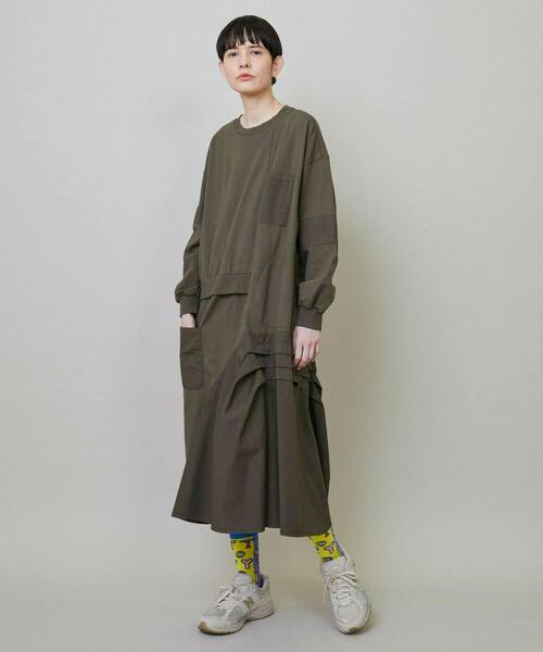 FRAPBOIS(フラボア)の「スウェサー ワンピース(ワンピース・レディース・チャコールグレー/カーキ・1)」の17枚目の写真