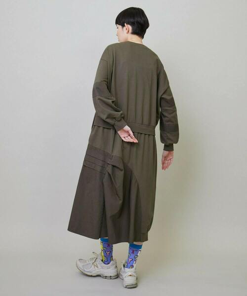 FRAPBOIS(フラボア)の「スウェサー ワンピース(ワンピース・レディース・チャコールグレー/カーキ・1)」の21枚目の写真